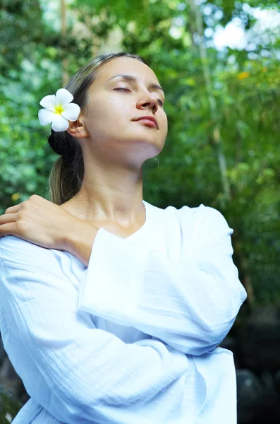 Porträt eines frischen und schönen Menschen mit Blume in sommerlicher Umgebung — Stockfoto