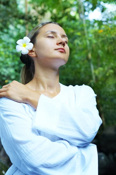 Retrato de humano fresco e bonito com flor no ambiente de verão — Fotografia de Stock