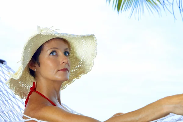 Güzel kadının tropik ortamında hamakta uzanmanız görünümü — Stok fotoğraf