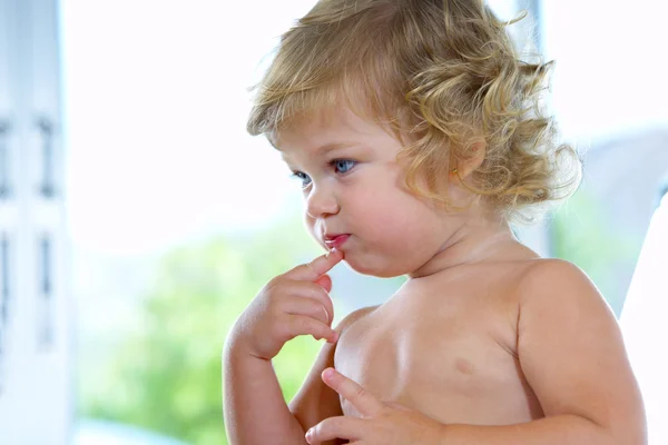 Portrait haut de gamme du jeune bébé sur le dos blanc — Photo