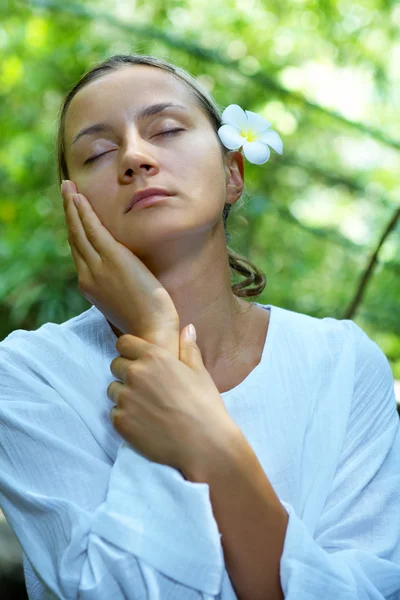 Portret van verse en mooi mens met bloem in zomer omgeving — Stockfoto