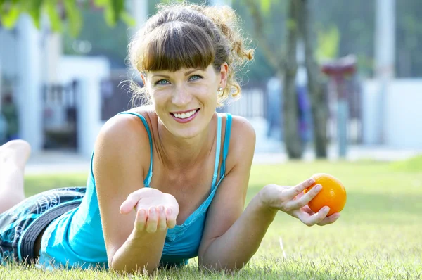 Portret van jonge mooie vrouw in zomer omgeving — Stockfoto