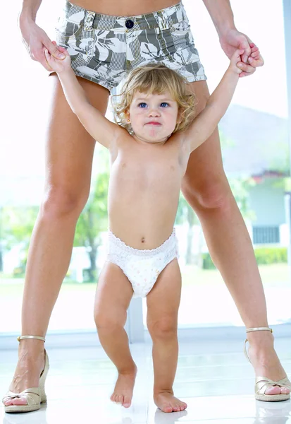 High Key Portrait von netten Baby, das zwischen Mamas Beinen geht — Stockfoto