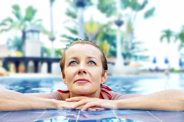 Retrato de bela jovem relaxante na piscina — Fotografia de Stock