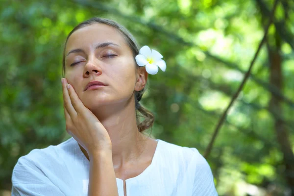 Porträt eines frischen und schönen Menschen mit Blume in sommerlicher Umgebung — Stockfoto