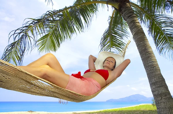 Vista de la mujer agradable descansando en hamaca en ambiente tropical — Foto de Stock