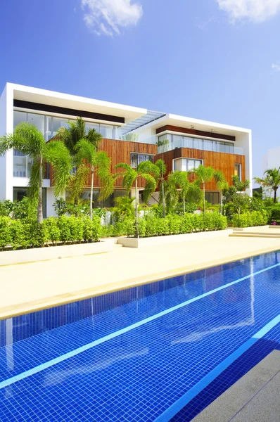 Syn på trevlig modern villa i tropic miljö — Stockfoto