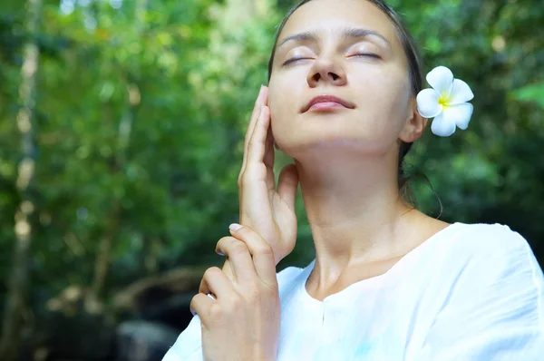 Portret van verse en mooi mens met bloem in zomer omgeving — Stockfoto