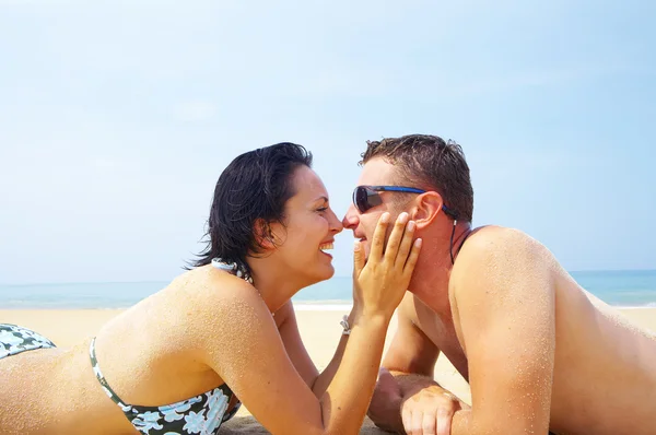 Retrato de dos mujeres jóvenes divirtiéndose en el ambiente de verano — Foto de Stock