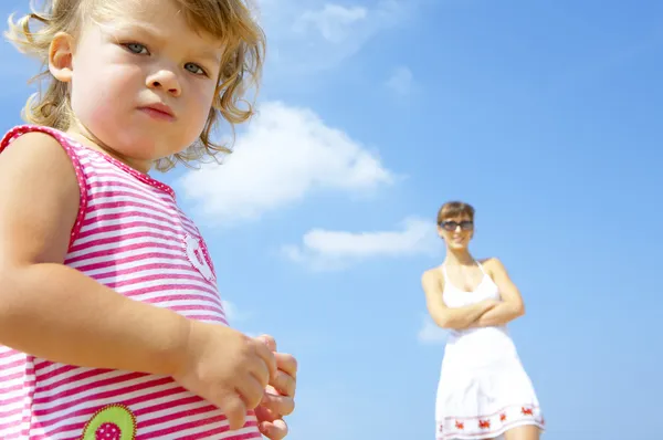 Портрет белокурой голубоглазой малышки, ползающей по пляжу — стоковое фото