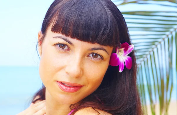 Porträtt av en ung vacker kvinna i tropisk miljö — Stockfoto