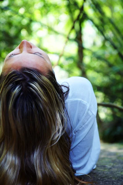 Retrato de humano fresco y hermoso en el ambiente de verano —  Fotos de Stock