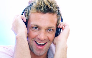 genç erkek dinleme müzik kulaklık üzerinden görünümü