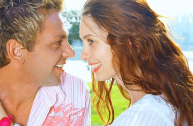 bir portre yaz ortamında çekici çift