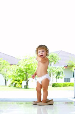 Bebek mamas ayakkabıları koymak çalışırken yüksek anahtar portresi