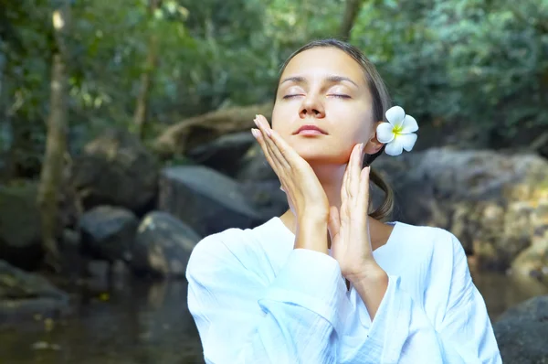 Portret van verse en mooi mens met bloem in zomer omgeving — Stockfoto