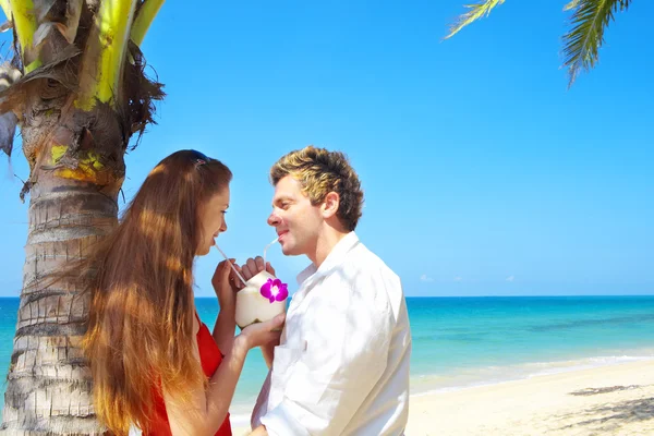 Retrato de pareja atractiva teniendo cita en la playa — Foto de Stock