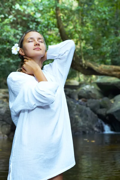 Retrato de humano fresco y hermoso con flor en ambiente de verano — Foto de Stock