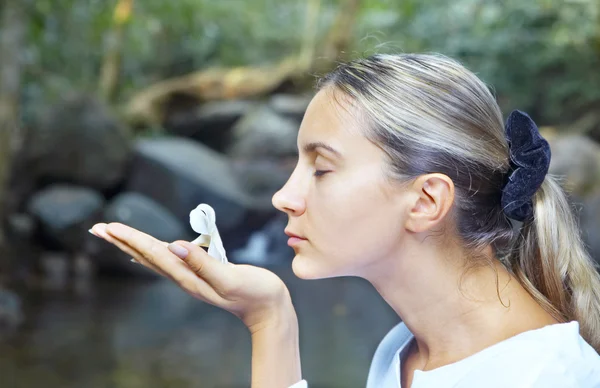 Retrato de humano fresco e bonito com flor no ambiente de verão — Fotografia de Stock