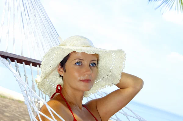 Syn på trevlig kvinna slappar i hängmattan i tropisk miljö — Stockfoto