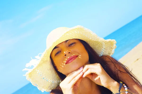 Portrait of a young gorgeous female in tropical environment — Stock Photo, Image