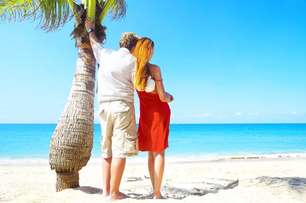 Retrato de casal atraente ter data na praia — Fotografia de Stock