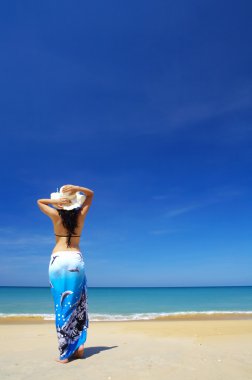 tropik ortamında güzel bir genç kadın bakış