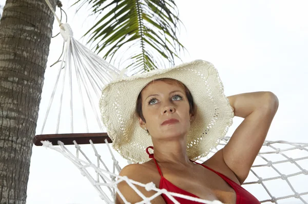 Syn på trevlig kvinna slappar i hängmattan i tropisk miljö — Stockfoto