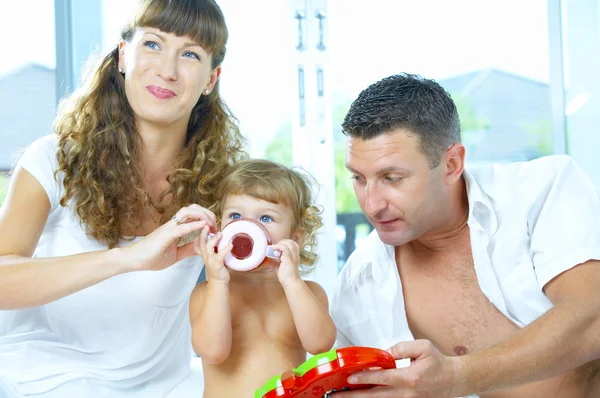 Alto retrato chave de agradável jovem família ficando ocupado — Fotografia de Stock