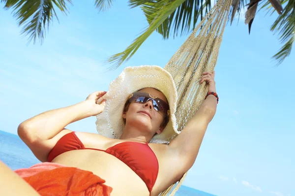 Vista de la mujer agradable descansando en hamaca en ambiente tropical —  Fotos de Stock