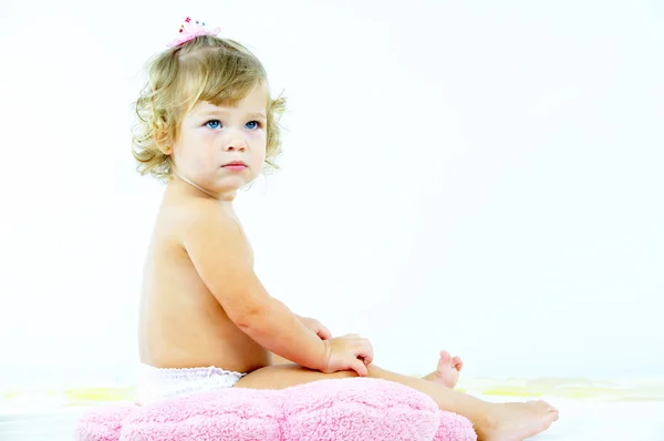 Retrato de chave alta de bebê jovem na parte traseira branca — Fotografia de Stock