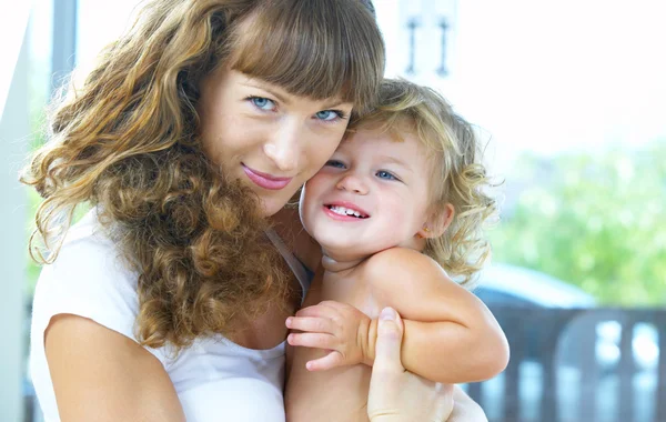 Hög nyckel porträtt av glada mor med baby — Stockfoto