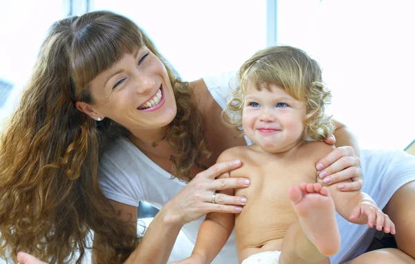 Portrait clé élevé de mère heureuse avec bébé — Photo