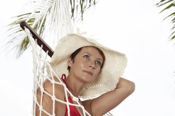 Vista de la mujer agradable descansando en hamaca en ambiente tropical —  Fotos de Stock