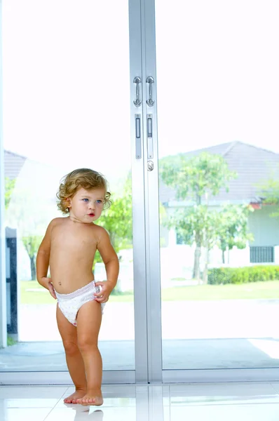 Hög nyckel porträtt av baby försöker få ur huset — Stockfoto
