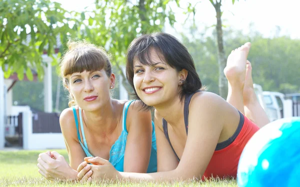 Portrait of two young woman having fun in summer environment — Stock Photo, Image