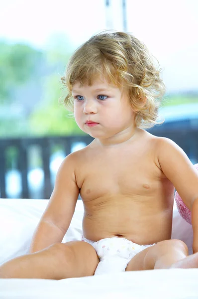 Retrato chave alta de bebê de olhos azuis jovens — Fotografia de Stock