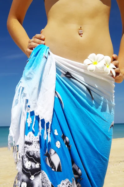 Zbliżenie ładny womans brzuch w lecie środowiska — Zdjęcie stockowe