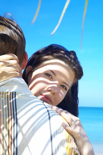 Ett porträtt av attraktiva par med datum på stranden — Stockfoto