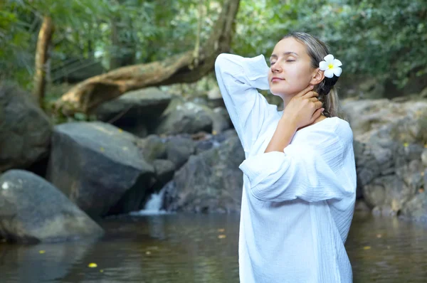 Retrato de humano fresco y hermoso con flor en ambiente de verano — Foto de Stock