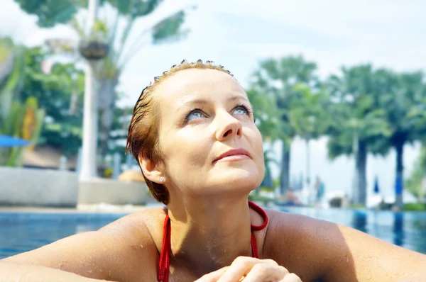 Retrato de bela jovem relaxante na piscina — Fotografia de Stock