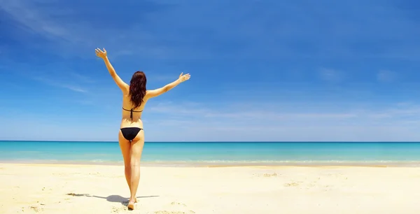 View of a nice young female in tropical environment — Stock Photo, Image