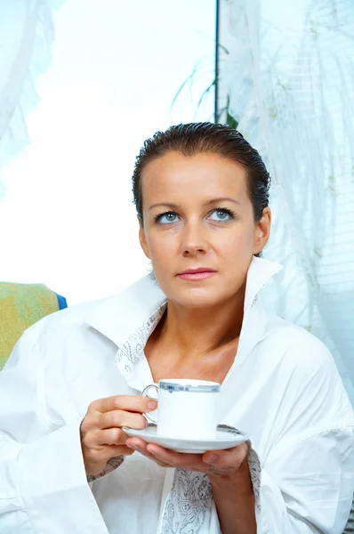 Porträt einer schönen, wunderschönen Frau, die Kaffee trinkt — Stockfoto