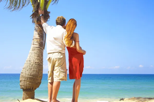 Porträt eines attraktiven Paares beim Date am Strand — Stockfoto