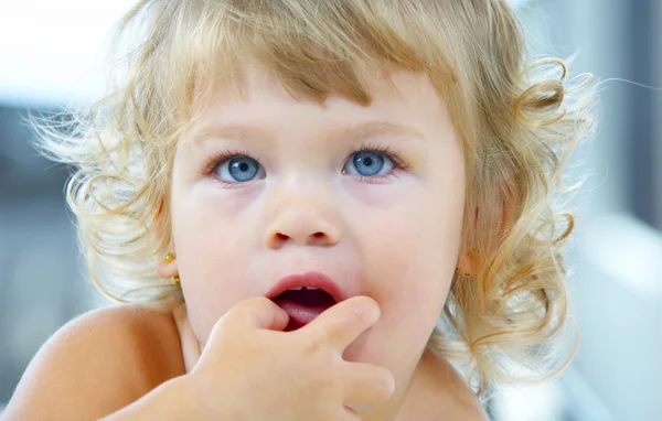 Retrato chave alta de bebê de olhos azuis jovens — Fotografia de Stock