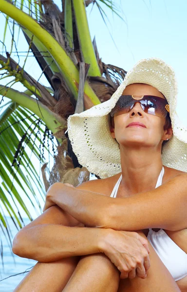 View of female in sailor-hat on a background of the tropical sea — Stock Photo, Image