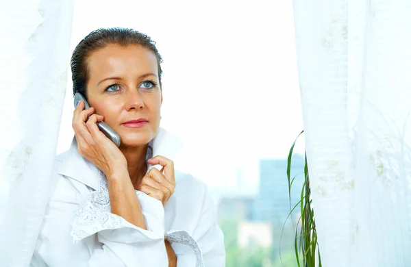 Retrato de bonito magnífico ganado con teléfono móvil — Foto de Stock