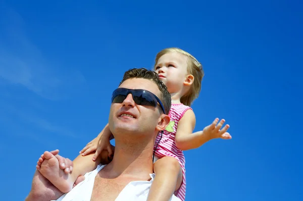 Veduta della giovane famiglia che esce in ambiente estivo . — Foto Stock