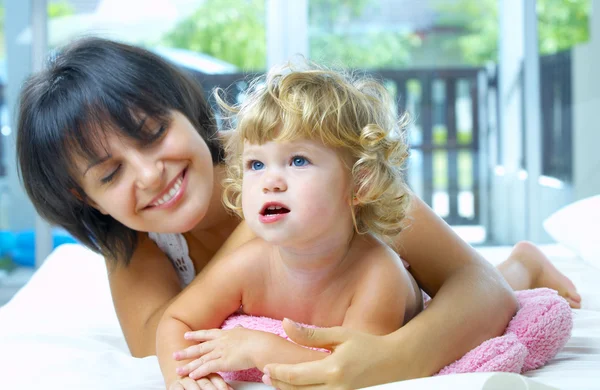 Alto retrato clave de madre feliz con bebé Fotos de stock libres de derechos