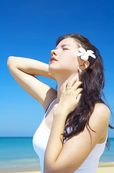 View of a nice young female in tropical environment — Stock Photo, Image